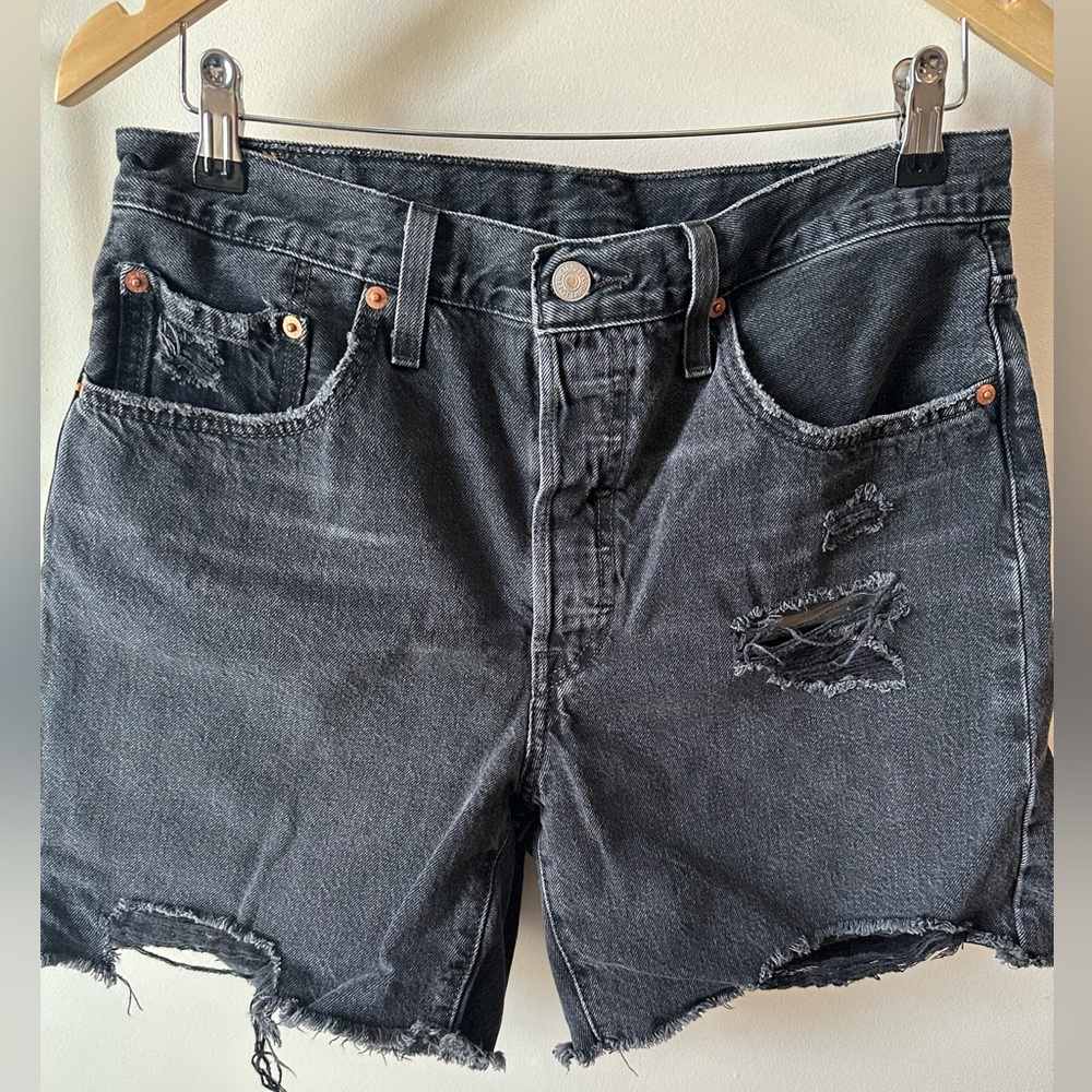 LEVI distressed shorts size 31
